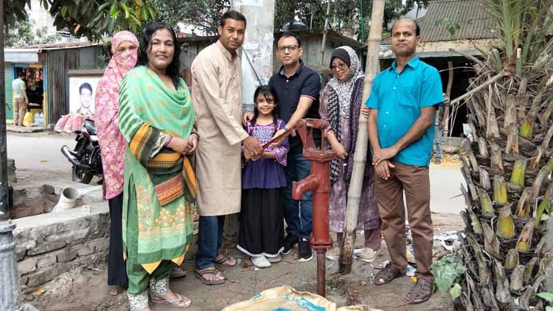 পথচারীদের তৃষ্ণা নিবারণে ‘সবুজ পৃথিবী’র টিউবওয়েল স্থাপন