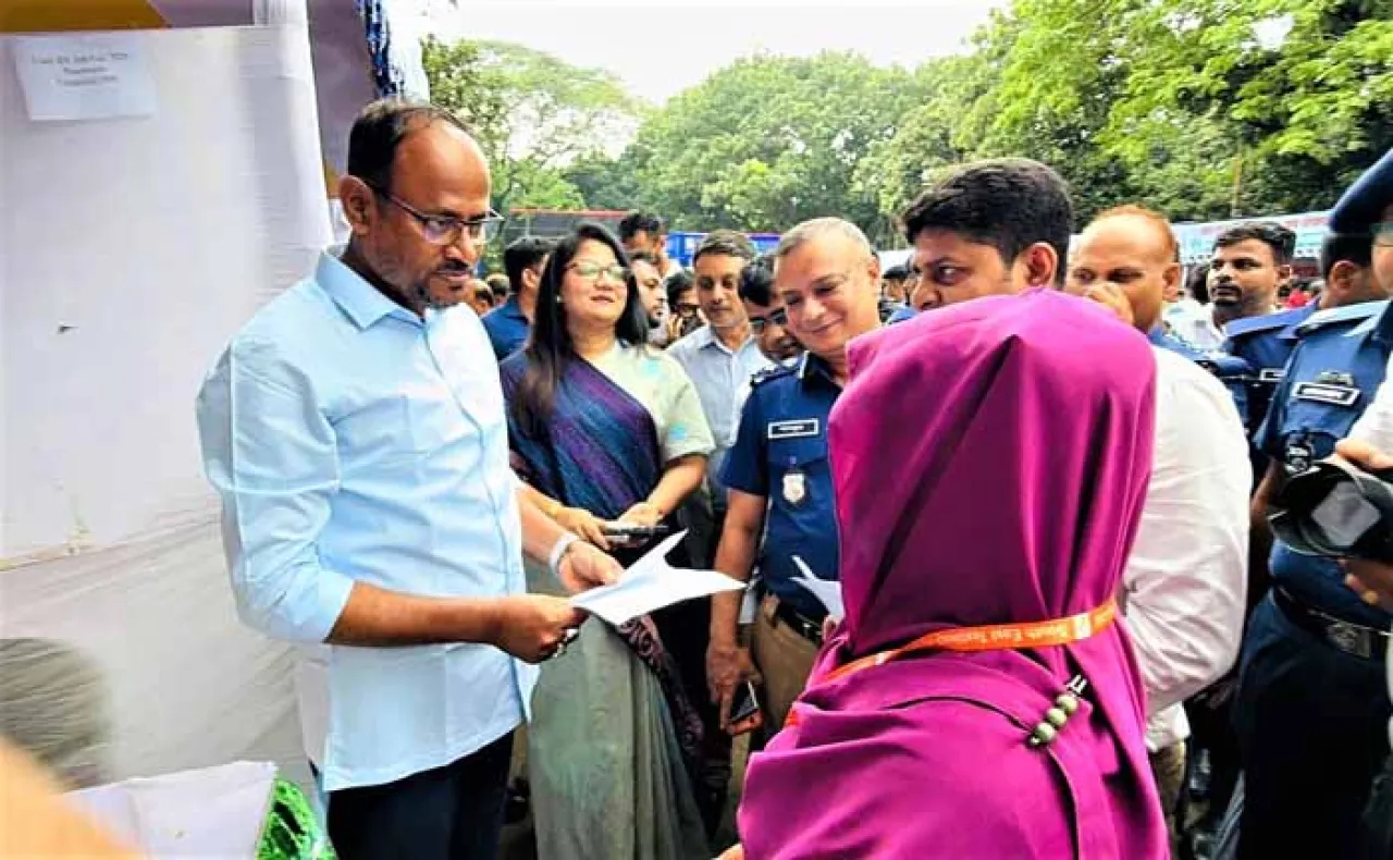 টাঙ্গাইলের জব ফেয়ারে এক তরুণীর হাতে চাকরির নিয়োগপত্র তুলে দিচ্ছেন, মৎস্য ও প্রাণিসম্পদ প্রতিমন্ত্রী সুলতান সালাউদ্দিন টুকু এমপি। 